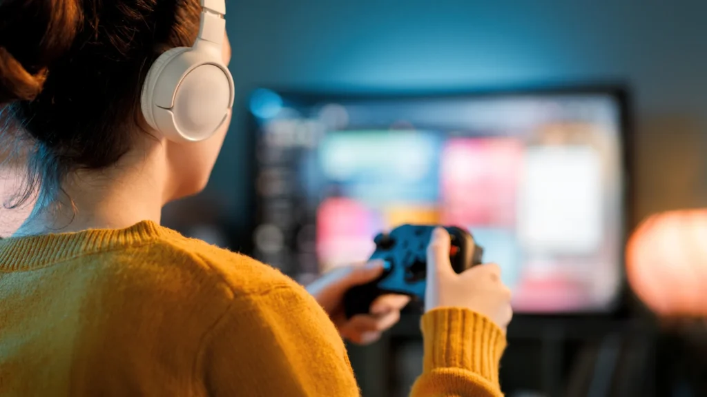 Persona jugando juegos en una Xbox, propiedad de Microsoft