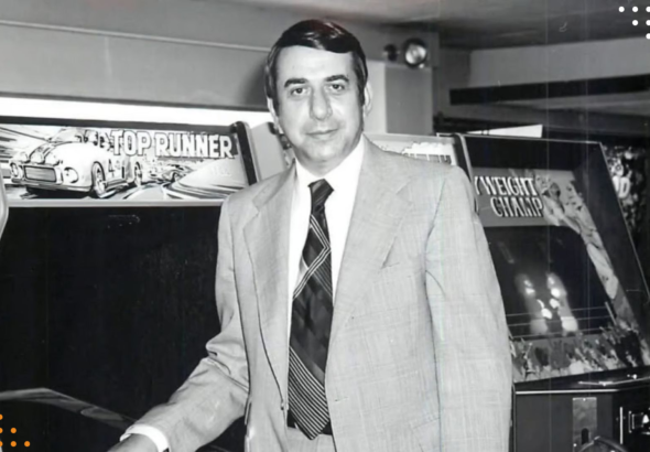 Imagen de David Rosen rodeado de máquinas de arcade