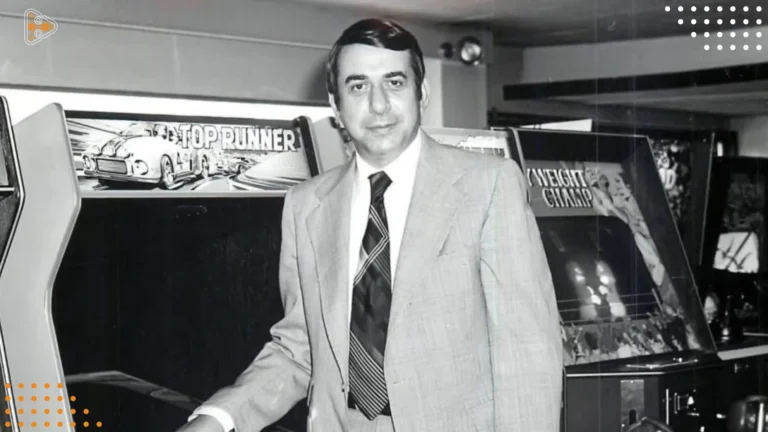 Imagen de David Rosen rodeado de máquinas de arcade