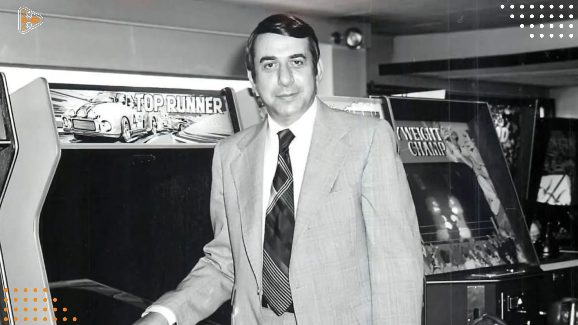 Imagen de David Rosen rodeado de máquinas de arcade